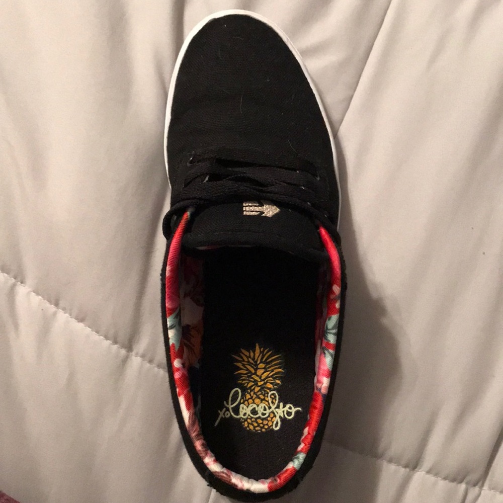 Pretty red accent Etnies sneakers